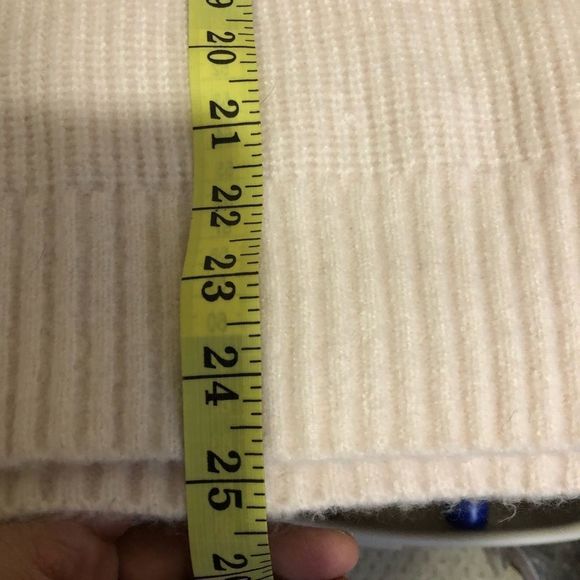 Saks fifth avenue over sized sweater blush in colour size medium - Picture 3 of 7